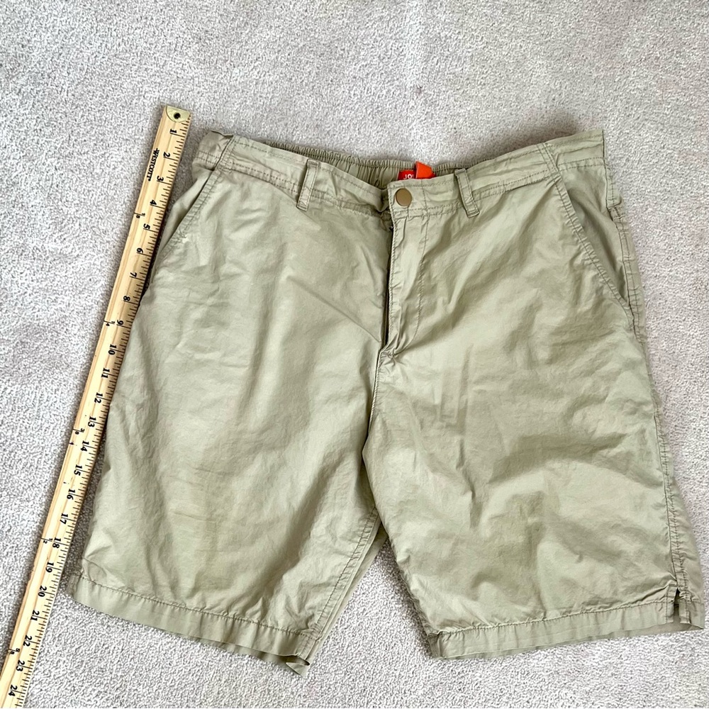 Men’s shorts size 33